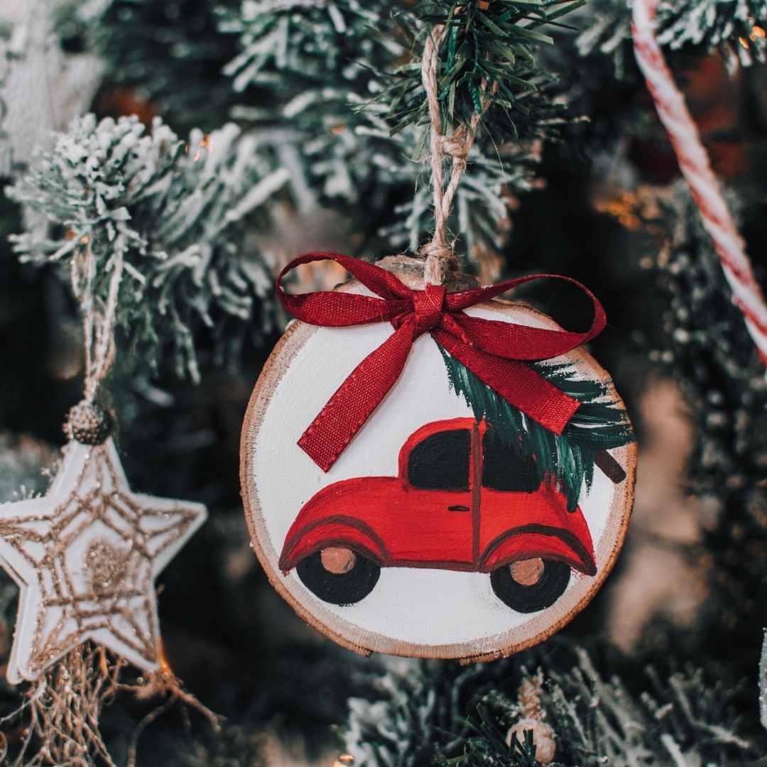 Optez pour des décorations de Noel en bois, sans lumière pour faire des économies d'énergie.