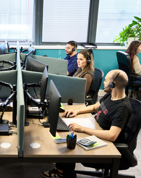 Photos d'employés en train de travailler dans les locaux du Groupe OPNR à Solaize.