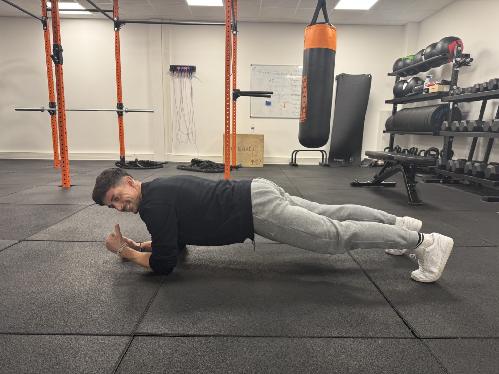 Photo de notre coach Cédric en train de réaliser le gainage.