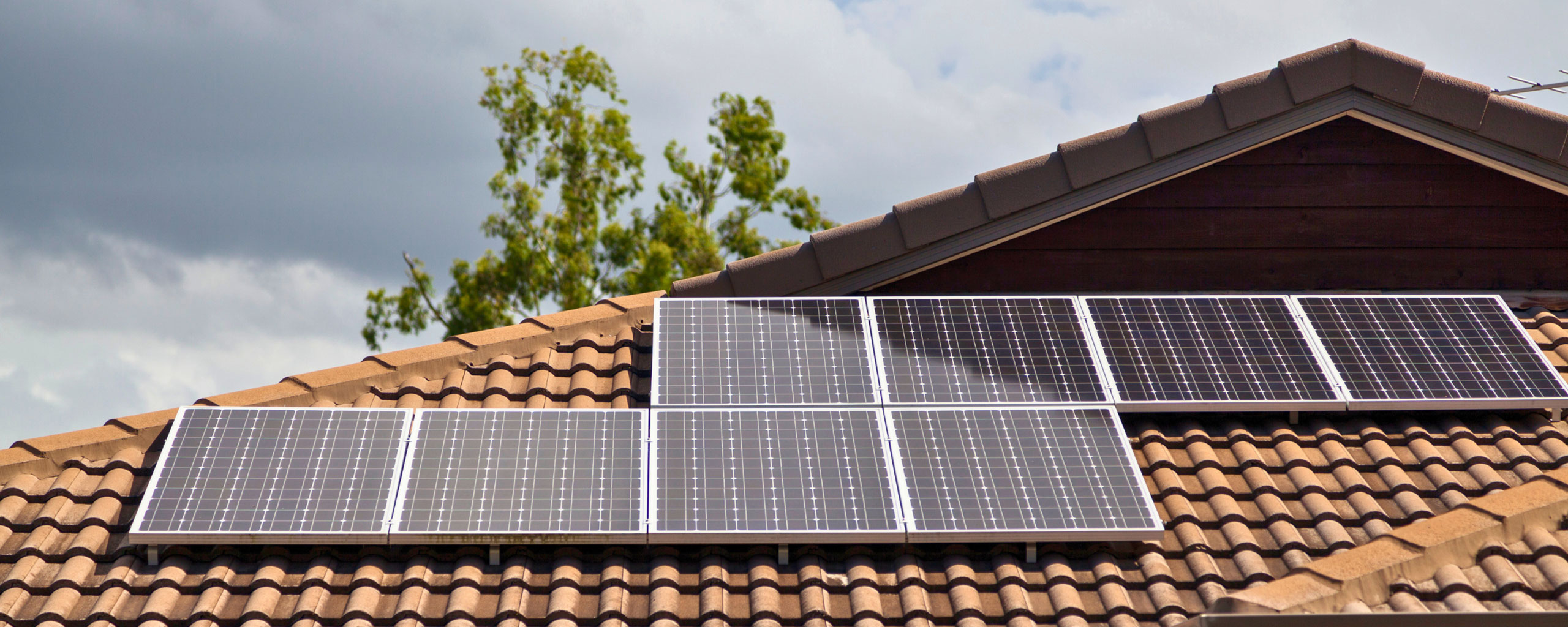 Maison équipée de panneaux photovoltaïques en France.